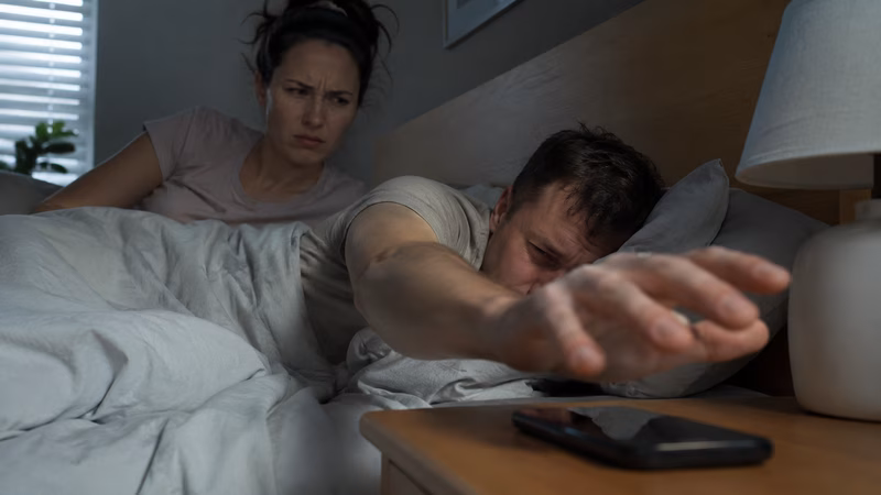 Le vrai problème : pourquoi les alarmes bruyantes gâchent tes matins (et ton couple)